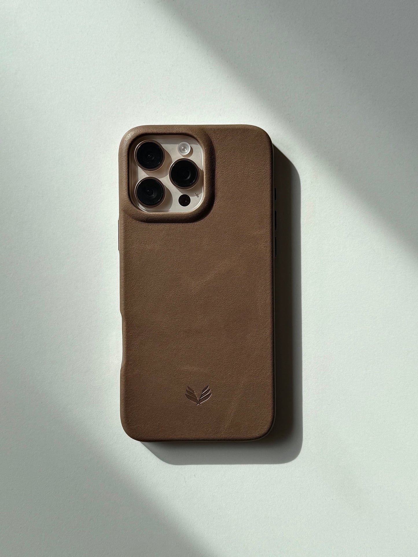 Funda de cuero "Excellence" iPhone 16 Pro Max